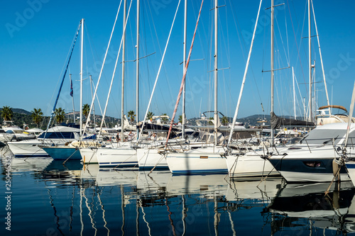 Hafen mit Segelboten und Reflexionen im Wasser in Cavalaire sur mer in der Provence Frankreich © Ina