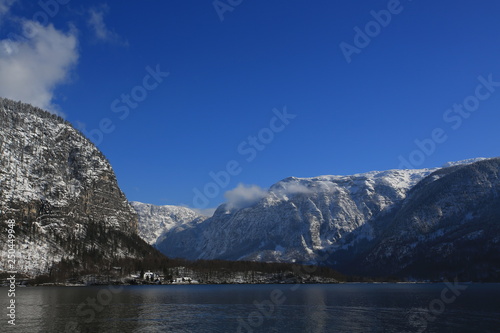 Fototapeta Naklejka Na Ścianę i Meble -  lake of Hallstatt in austria, Krippenstein range