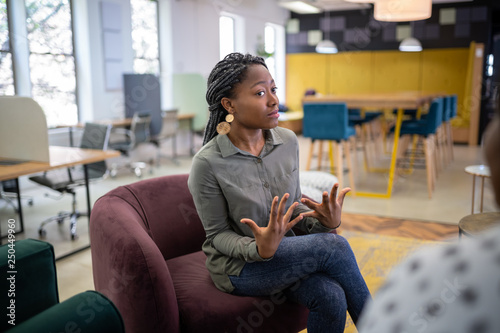 Foto Job interview in co-working space by recruiter