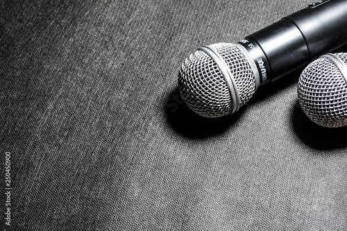 Obraz na płótnie Kiev, Ukraine. January 10, 2019. The microphone for singing on black background lies. Karaoke. Modern technologies. Music. Gadgets w salonie