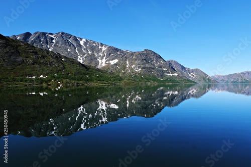 Perfect water reflection in Bessegen hike