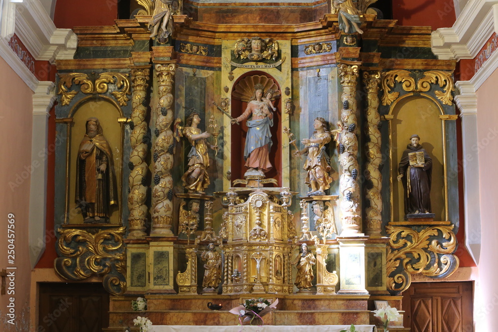 Le retable et ses statues latérales. Vierge de l'Assomption. Eglise Notre-Dame de la Gorge. Les Contamines-Montjoie. / The altarpiece and its lateral statues. Virgin of the Assumption. 