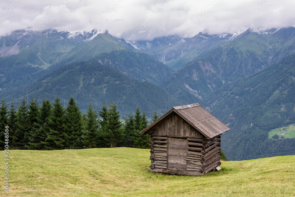 Berghütte im Bergpanorama in den österreichischen Alpen bei Serfaus, Fiss und Ladis bei schönstem Wetter
