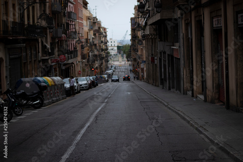 Fototapeta Naklejka Na Ścianę i Meble -  Calle con carretera cuesta abajo con coches al fondo en Bilbao