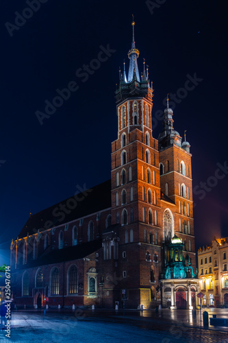 Fototapeta Naklejka Na Ścianę i Meble -  St. Mary's Basilica (Church of Our Lady Assumed into Heaven) in Krakow, Poland at night