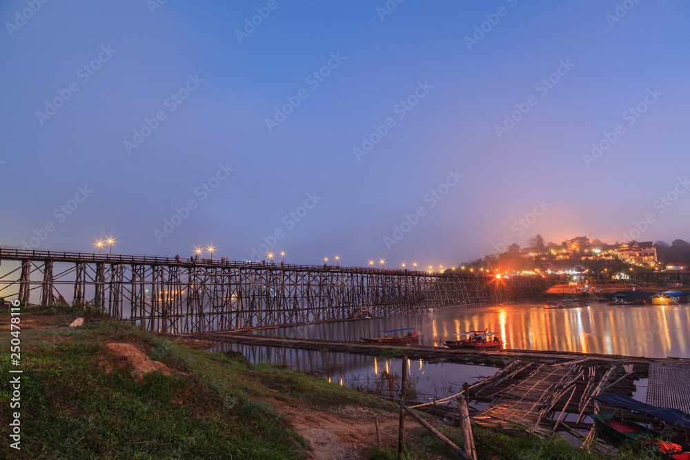 Obraz premium Landscape of misty along big mountain during sunrise sky background
