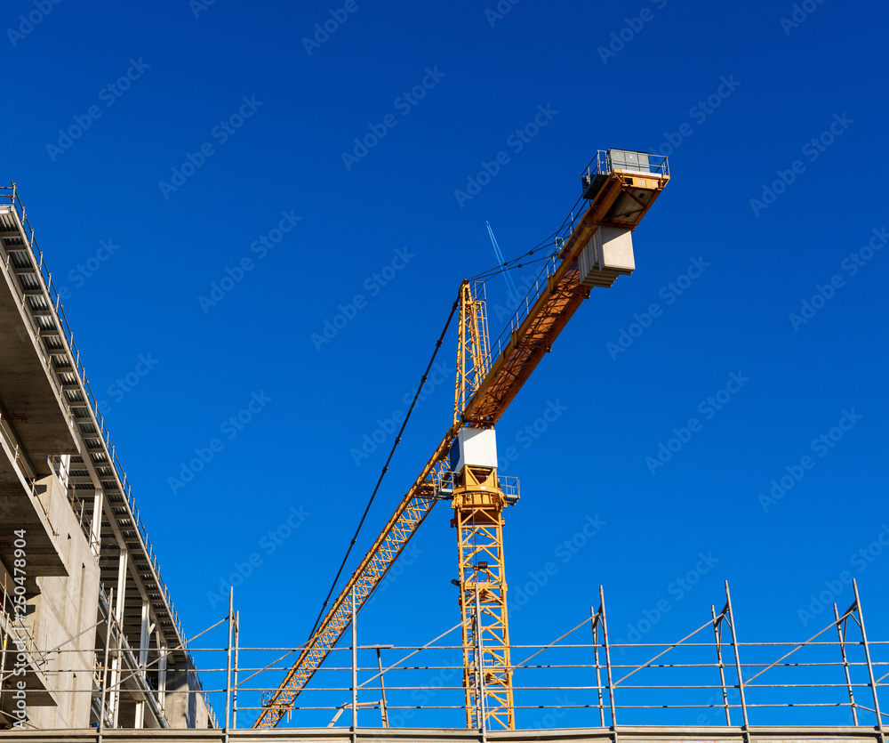 Gru in cantiere edile Gru in cantiere edile