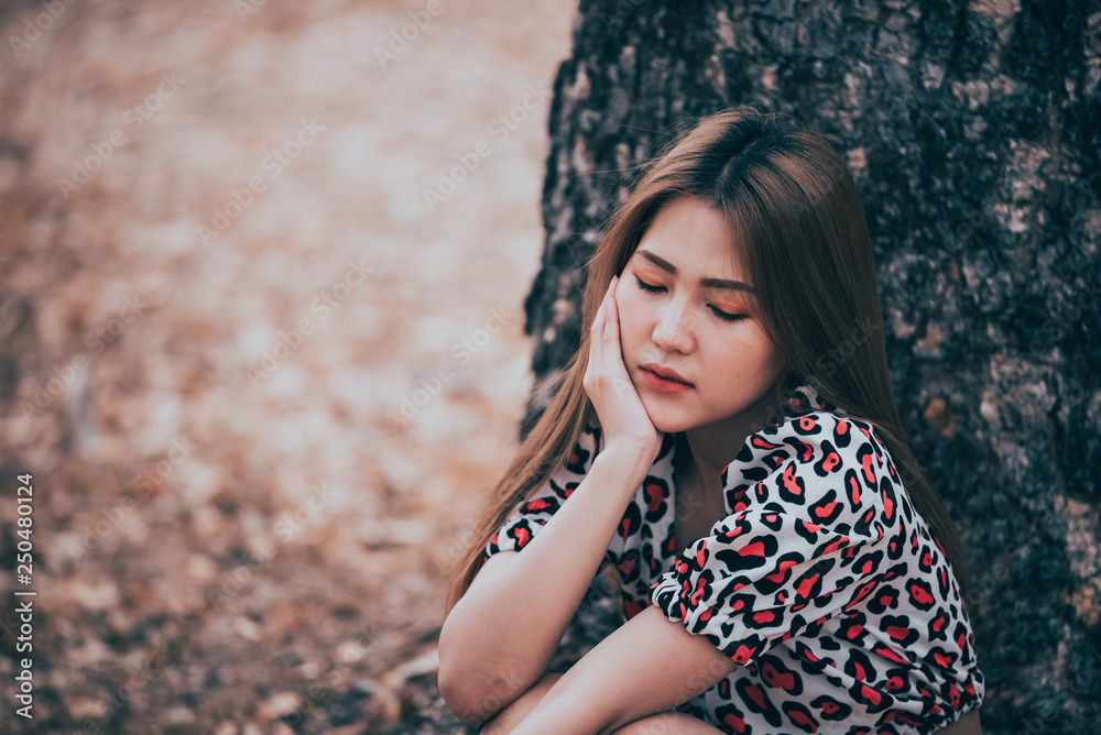 Naklejka premium Beautiful thai woman very sad from unrequited love,rethink,think over,vintage style,dark tone,broken heart,asian girl