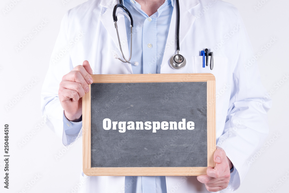 Arzt mit einer Tafel Organspende Arzt mit einer Tafel Organspende