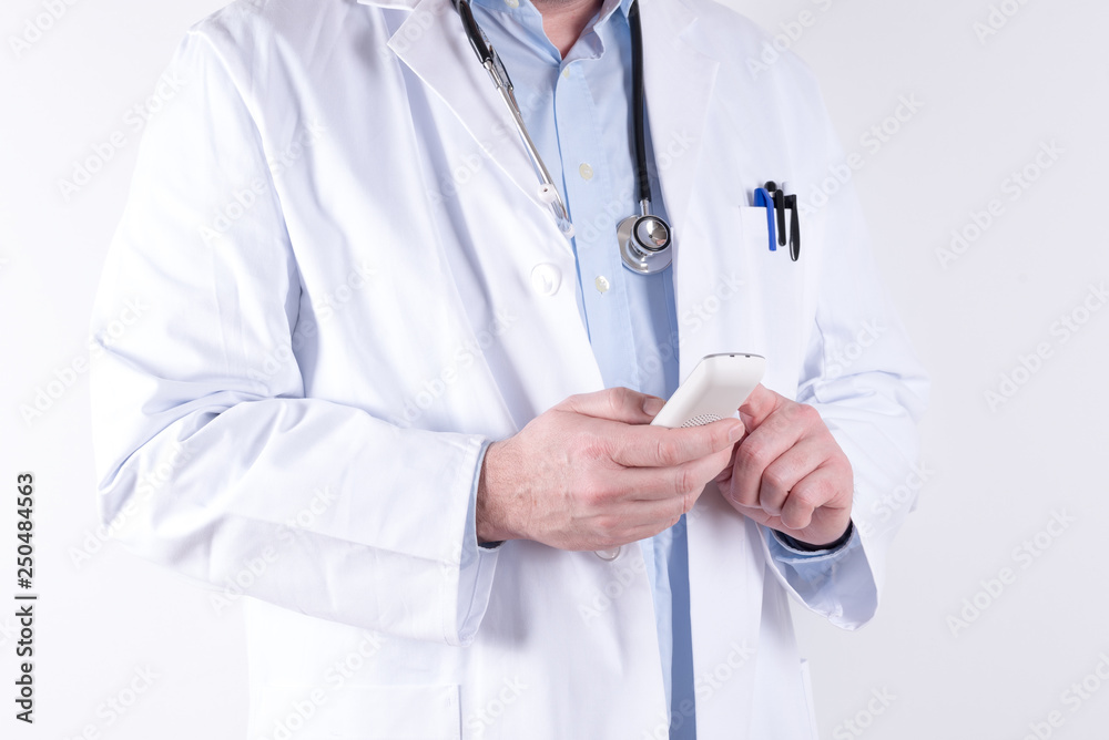 Arzt mit einem Telefon in der Hand Arzt mit einem Telefon in der Hand