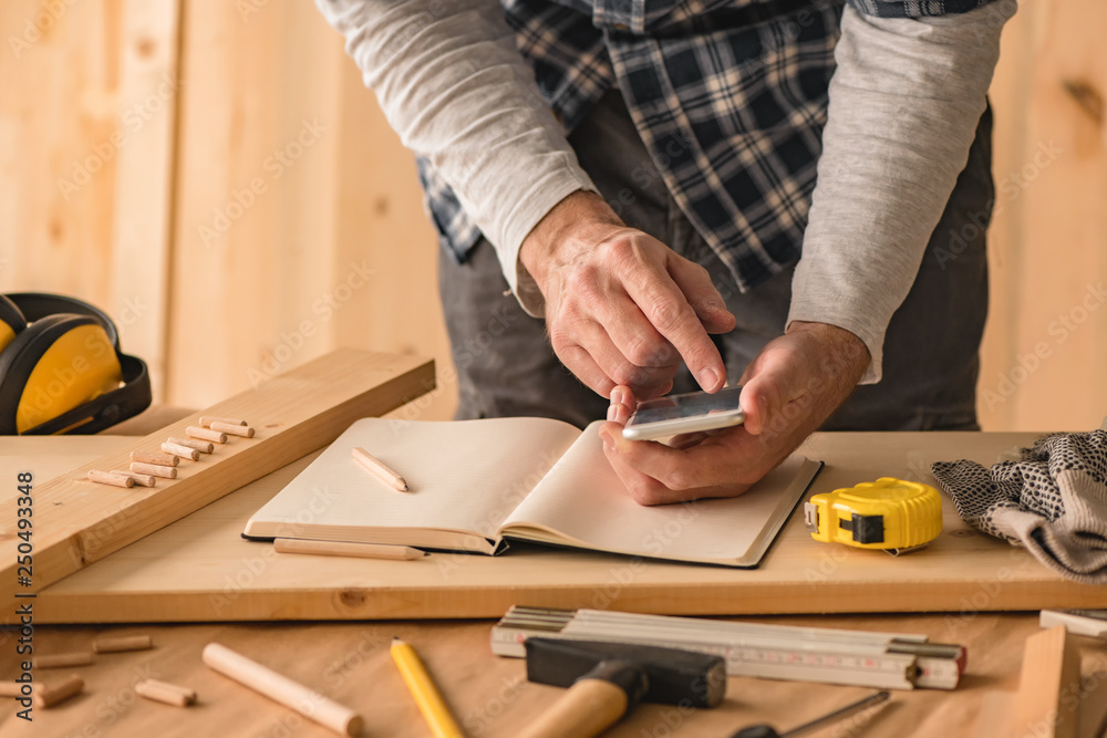 Carpenter making project calculation using smartphone app Carpenter making project calculation using smartphone app