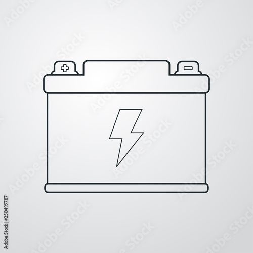 Icono plano lineal batería eléctrica de coche en fondo gris