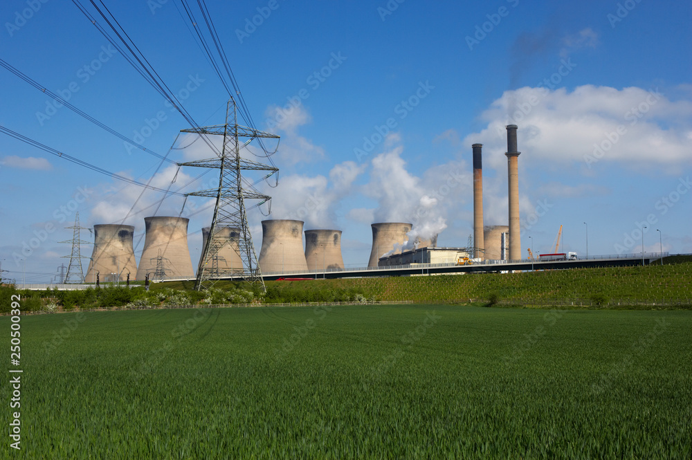 FERRYBRIDGE POWER STATION AND M62 MOTORWAY, ENGLAND, UK FERRYBRIDGE POWER STATION AND M62 MOTORWAY, ENGLAND, UK