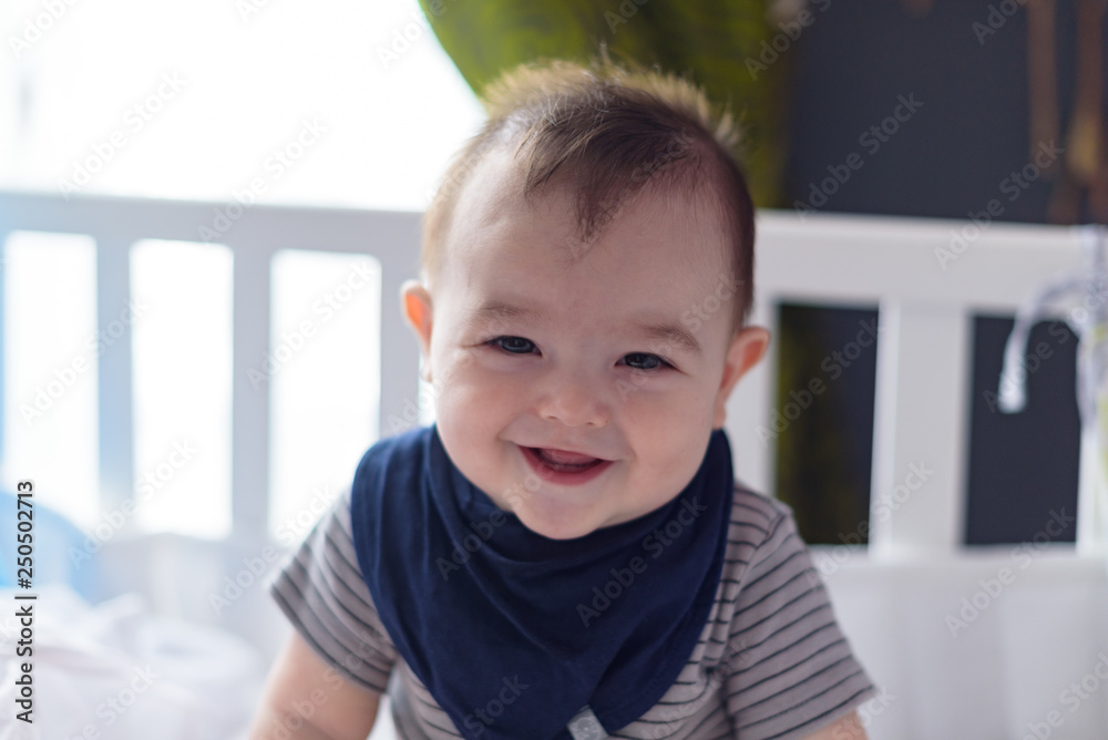 Bebé sonriente en cuna 15