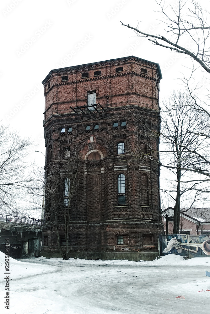 Φωτογραφία Abandoned pumping station. Old water tower. Architectural value