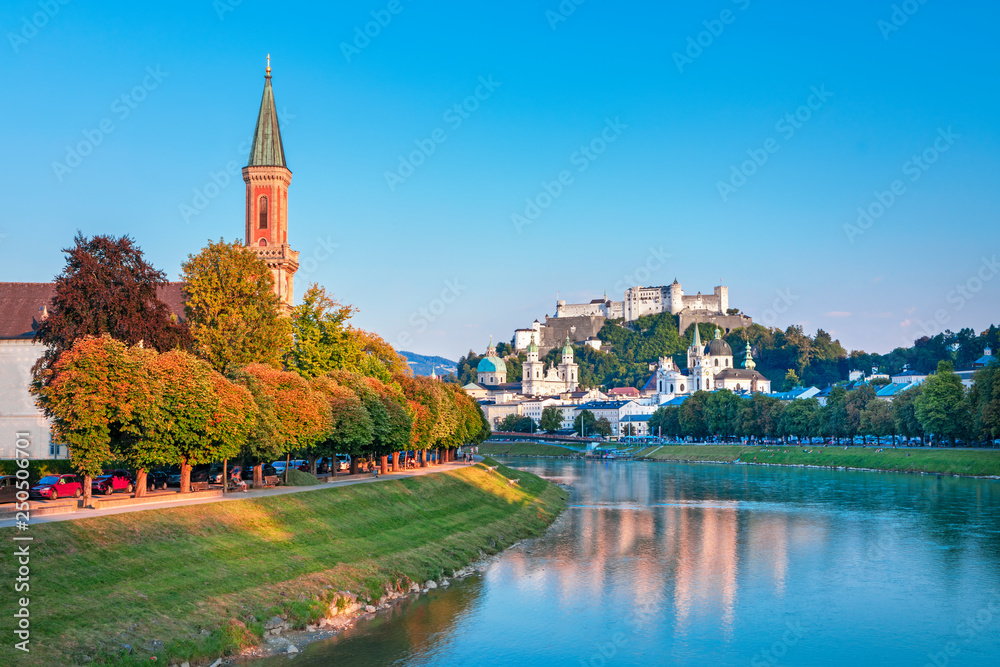 Naklejka premium Piękny widok na panoramę Salzburga z dziedzictwem Festung Hohensalzburg jesienią i austriackich Alp, Salzburg, Austria