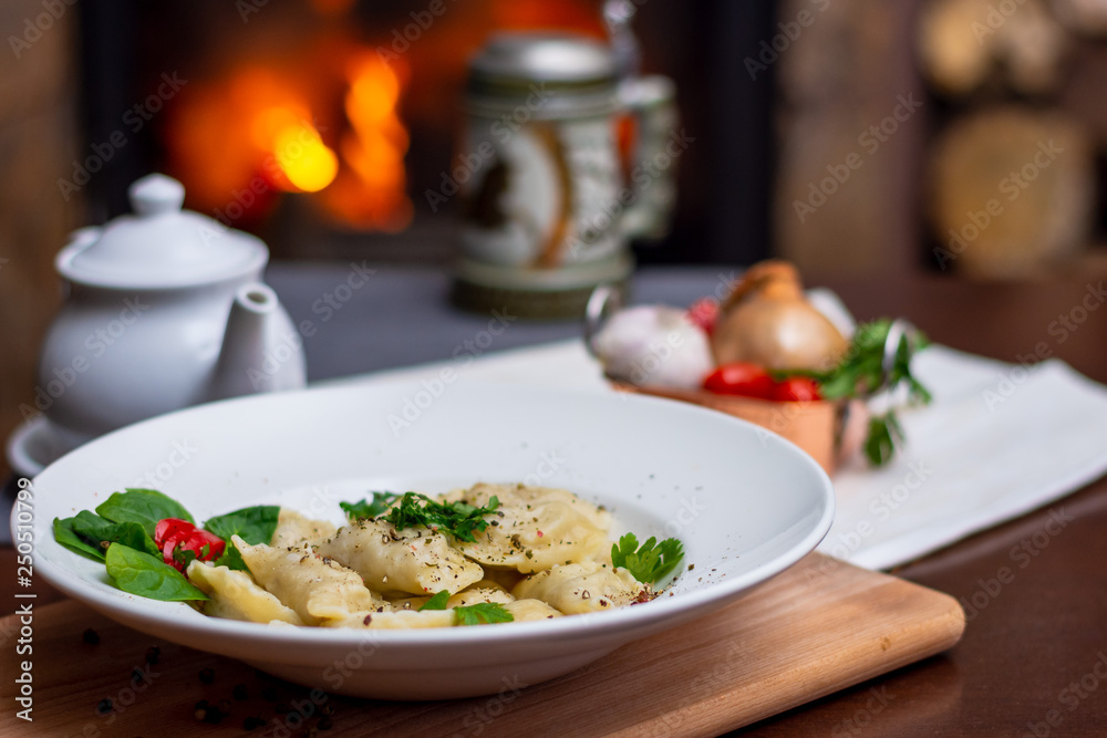 talerz z pierogami i warzywami talerz z pierogami i warzywami