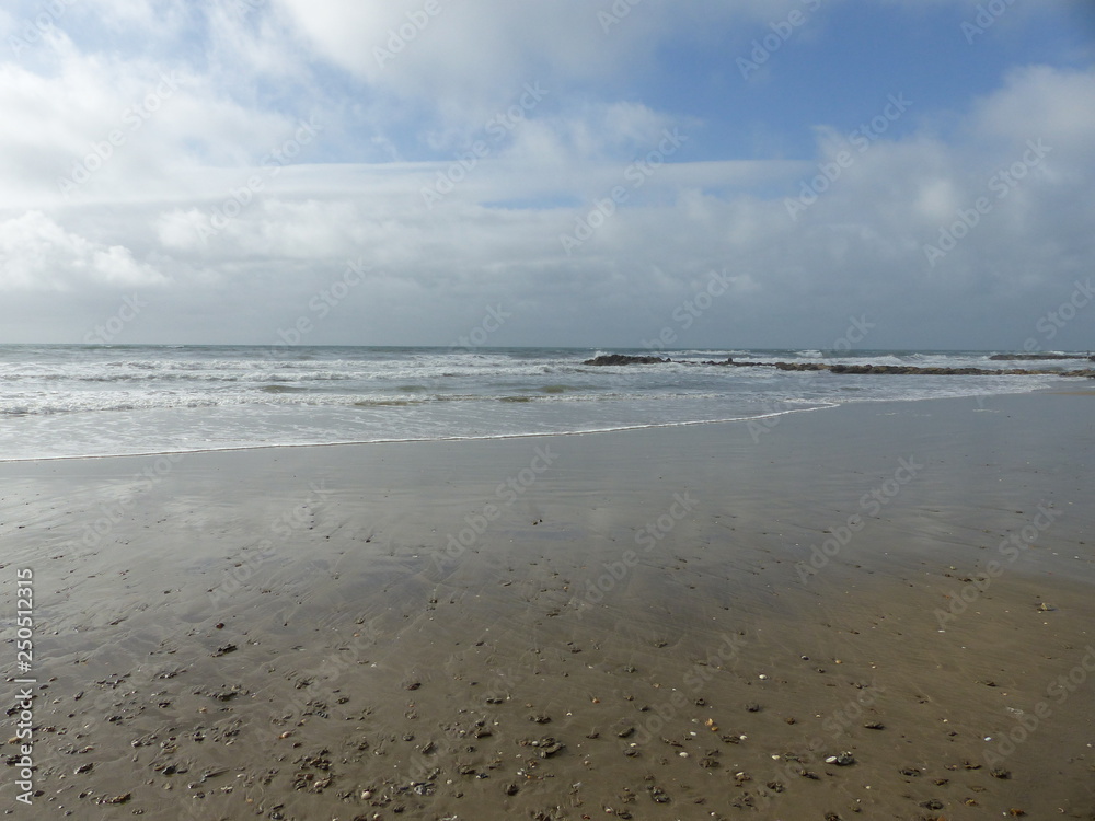 Strand, Sand, Meer, Wellen und Wolken
