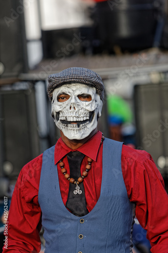 Squelette élégant défile au carnaval de Cayenne en Guyane française