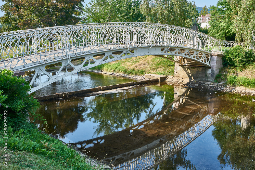 Puente en el jardín, Lichtentaler Allee, Baden Baden, Alemania Puente en el jardín, Lichtentaler Allee, Baden Baden, Alemania