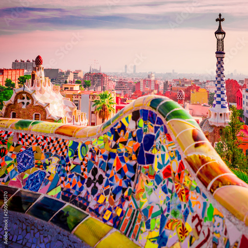 Tela Park Guell en Barcelona, España, símbolo del turismo.