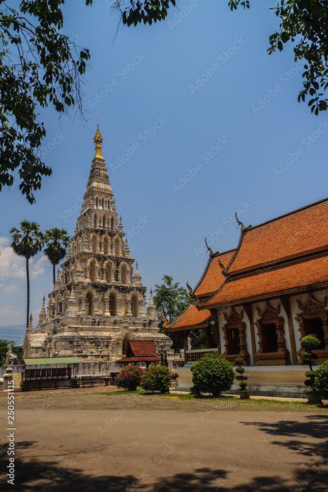 Fototapeta premium Beautiful Wat Chedi Liam (Temple of the Squared Pagoda), the only ancient temple in the Wiang Kum Kam archaeological area that remains a working temple with resident monks at Chiang Mai, Thailand.