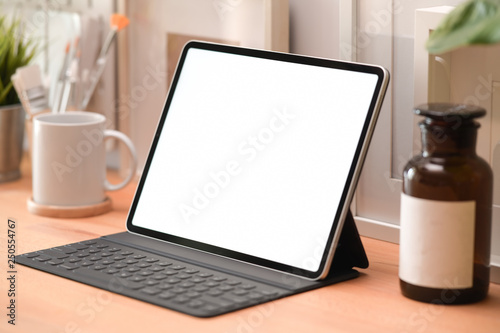Billede på lærred Mockup lank screen modern tablet and poster on a white workspace desk