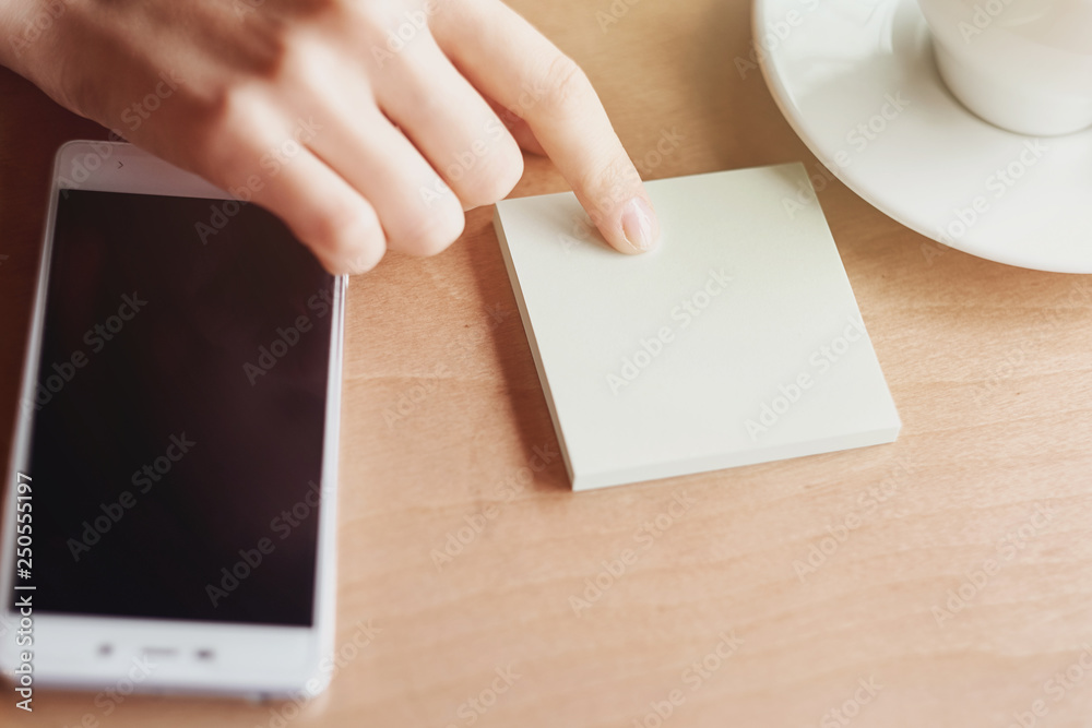 Obraz premium Finger, sticker and smart phone. planning business idea. Close up empty background place for text