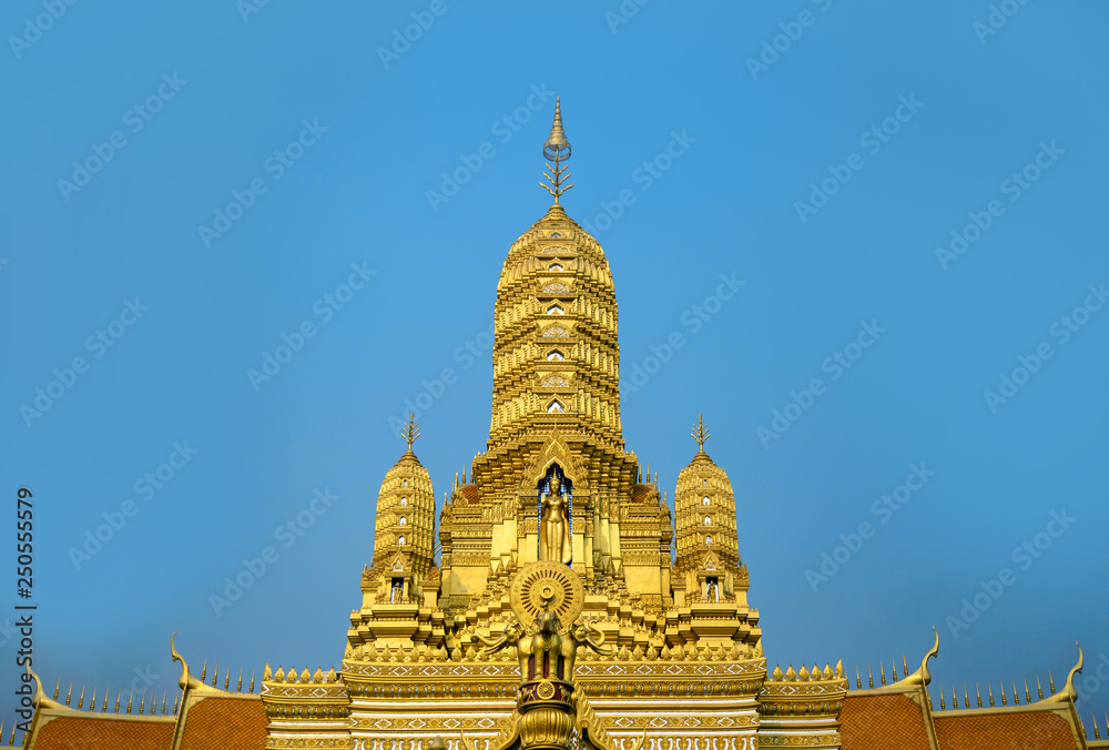 Fototapeta premium golden Buddism temple exterior architecture