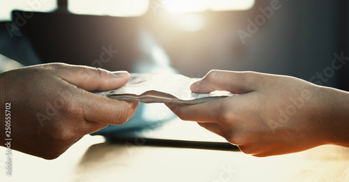 Foto close up hand giving money for partner on desk