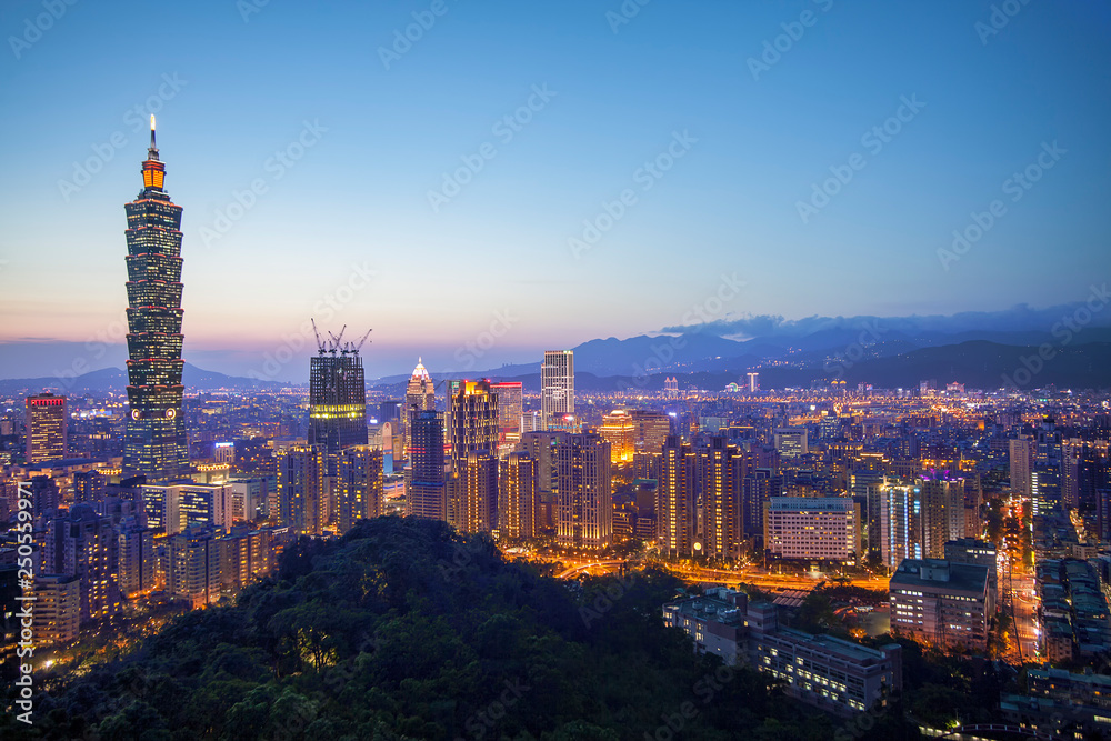 Fototapeta premium Kolor pejzaż z wieżowcem i budynkami pod błękitnym niebem w nocy w Tajpej na Tajwanie