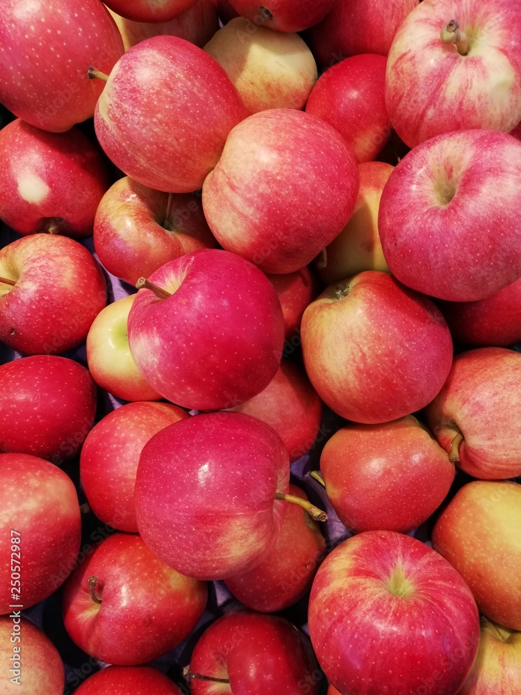 Mele rosse al mercato, Red apples at the market Mele rosse al mercato, Red apples at the market