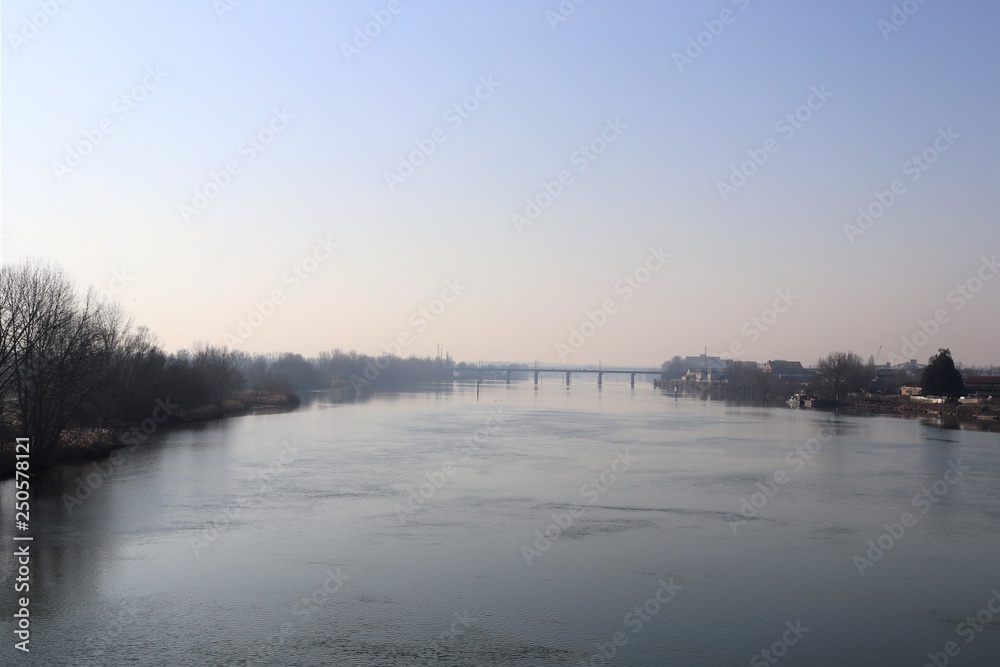 Fototapeta premium LA RIVIERE SAONE ET SES QUAIS A MACON - SAONE ET LOIRE - BOURGOGNE - FRANCE