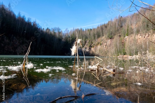 zugefrirener See im Wald - frozen lake in the forest