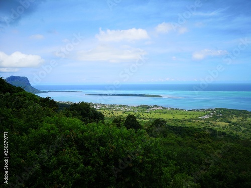 Mauritius, Panorama mit Le Morne und Ile aux Benitiers