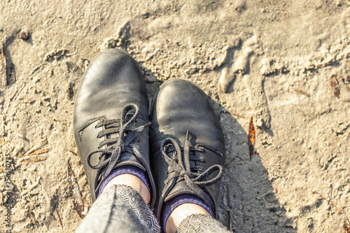 Fotografía women sneakers on the legs top view - lifestyle
