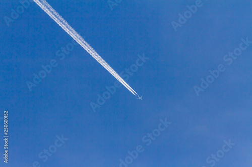 青い空に飛行機雲