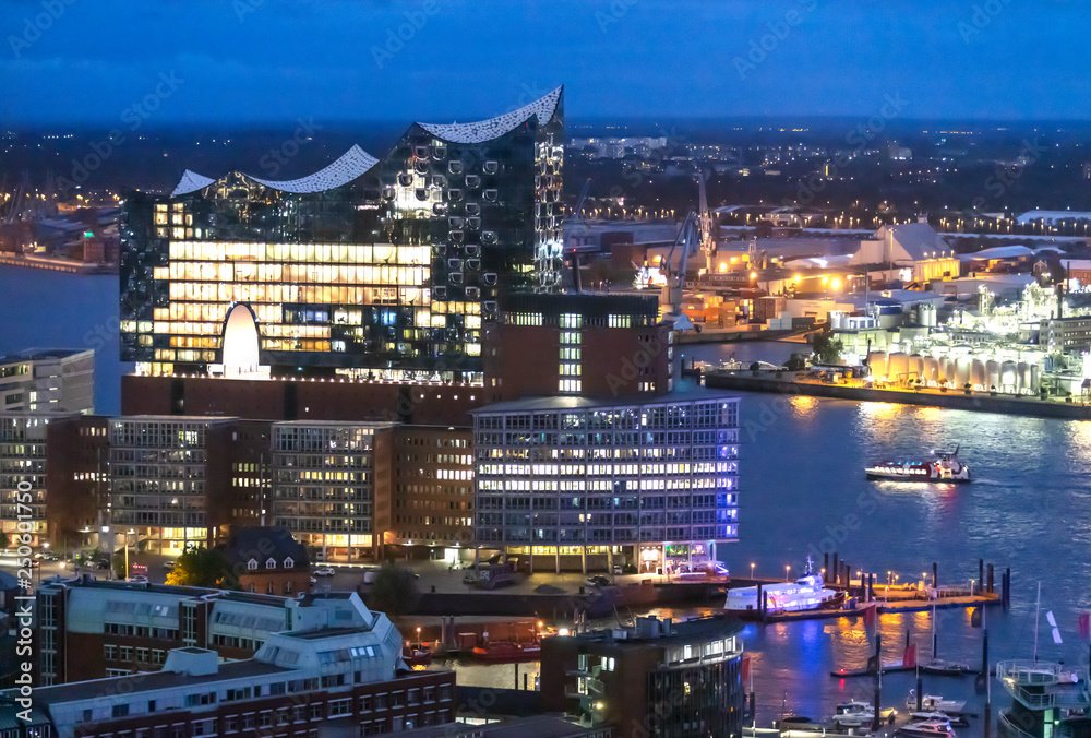 Hamburg Hafencity mit Elbphilharmonie bei Nacht