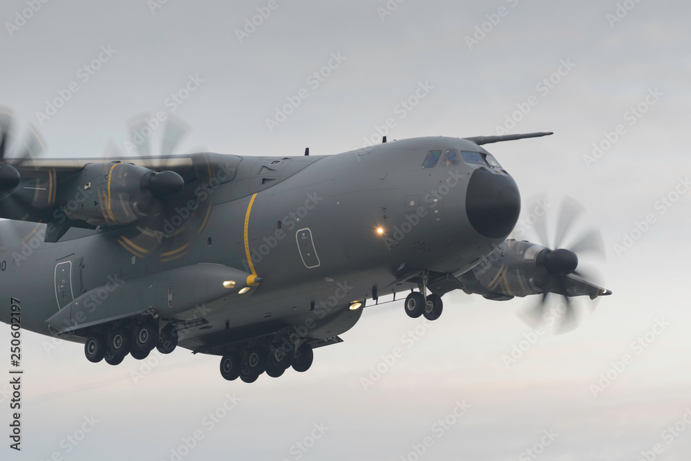 Obraz premium Avion de transport militaire Airbus A400M de démonstration en vol sur un fond de ciel nuageux au dessus de St Nazaire
