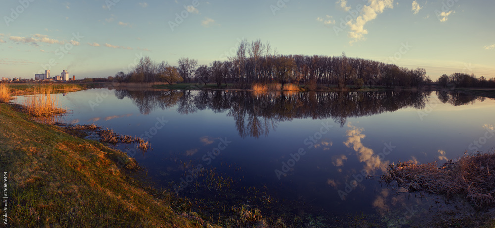 Naklejka premium Evening by the river