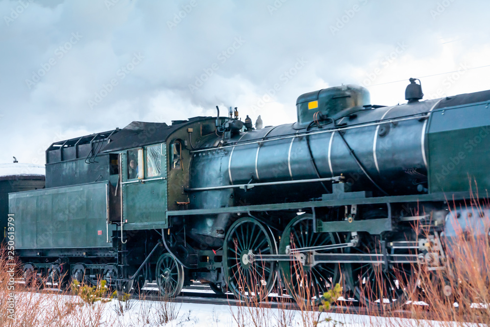 Obraz premium Old retro steam train at winter morning in Finland