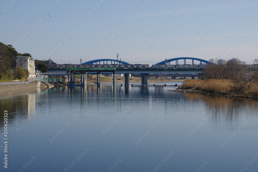 多摩川と鉄道橋と丸子橋