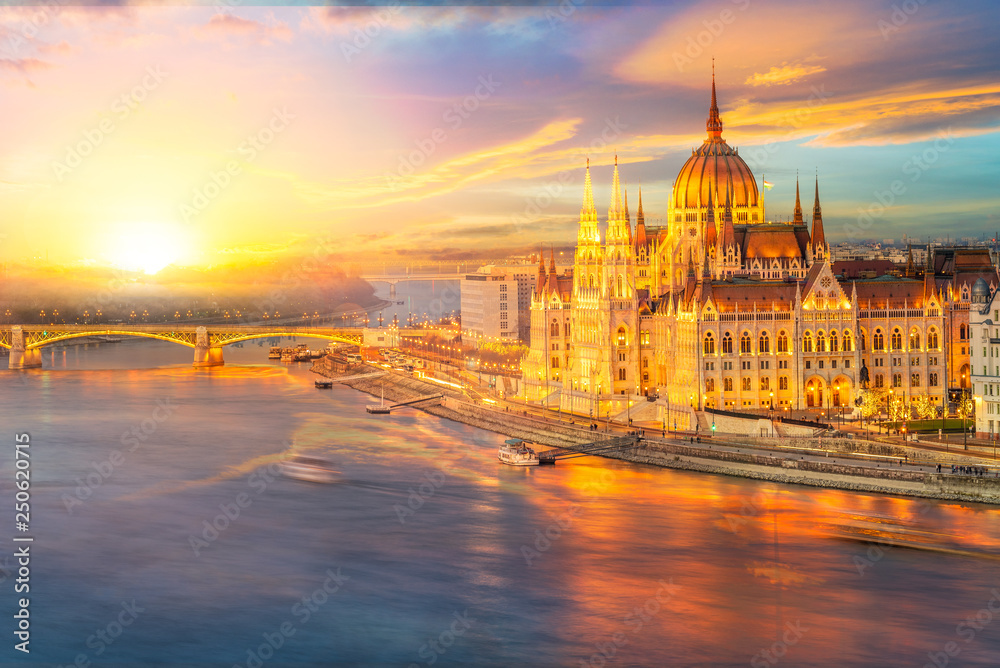 Obraz premium Hungarian Parliament and the Danube river at sunset time, Budapest, Hungary