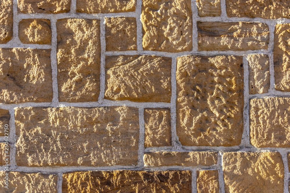 Sandsteinmauer, gemauert mit verschieden großen gespitzten Bossensteine