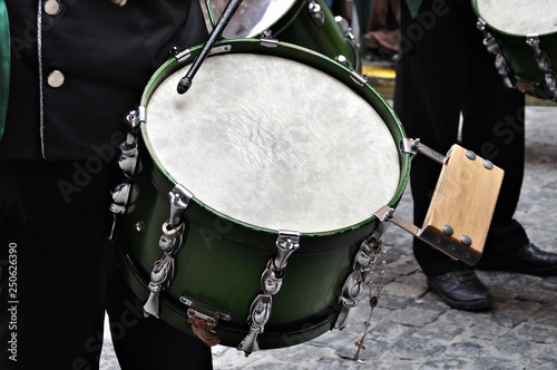 Tambor con caja china en la procesión