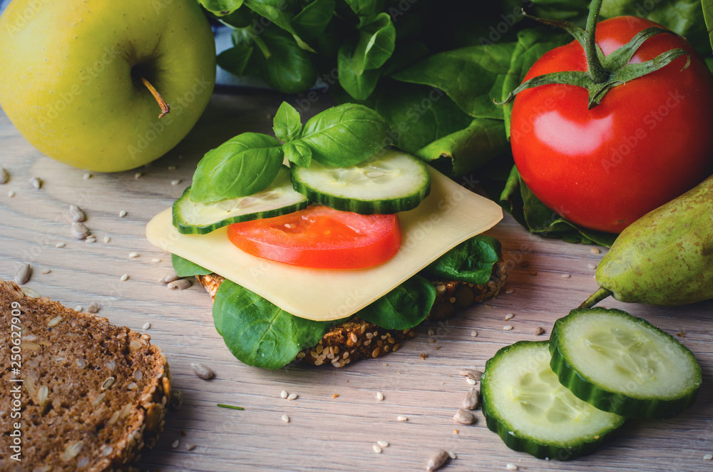 Vollkornbrot mit Käse und Gemüse Stock-Foto | Adobe Stock