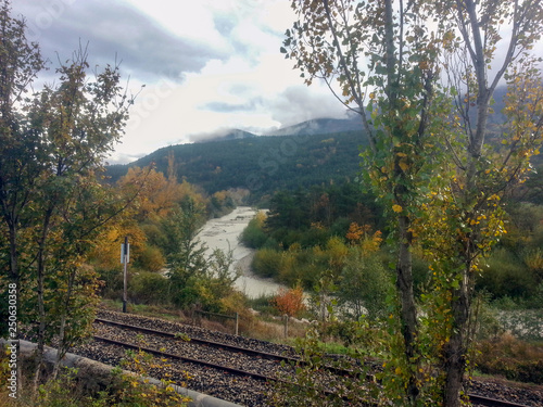 Vias del tren y paisaje en los alpes franceses