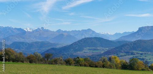 Fototapeta Naklejka Na Ścianę i Meble -  panoramica de las montañas de los alpes franceses