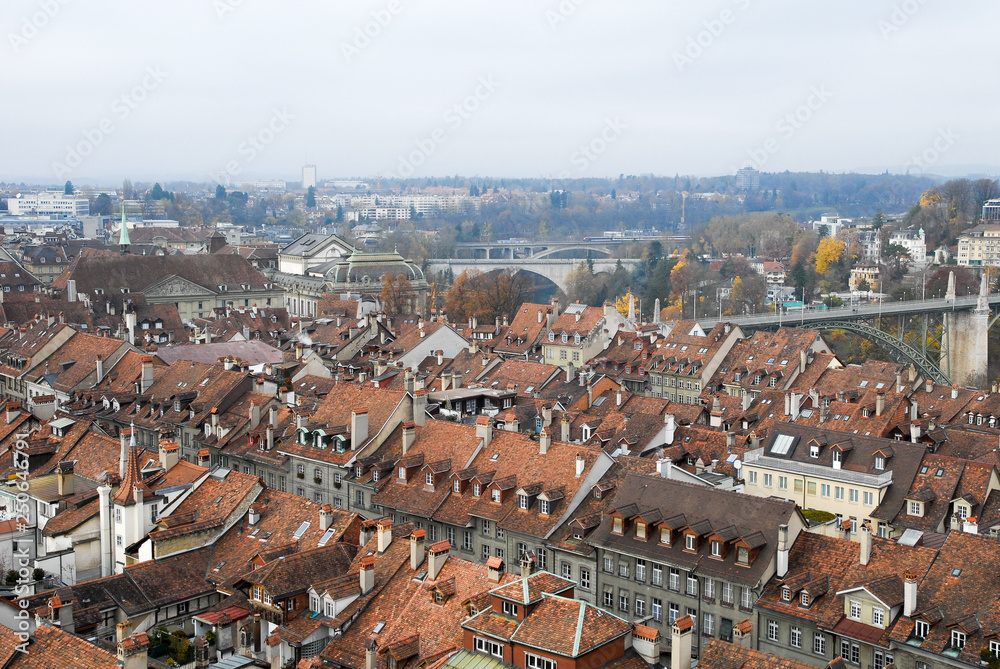 ベルン大聖堂の尖塔の上から見た秋のベルンの街並み（ベルン・スイス）