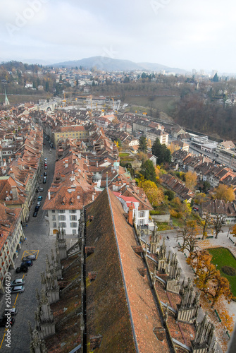 ベルン大聖堂の尖塔の上から見た秋のベルンの街並み（ベルン・スイス）